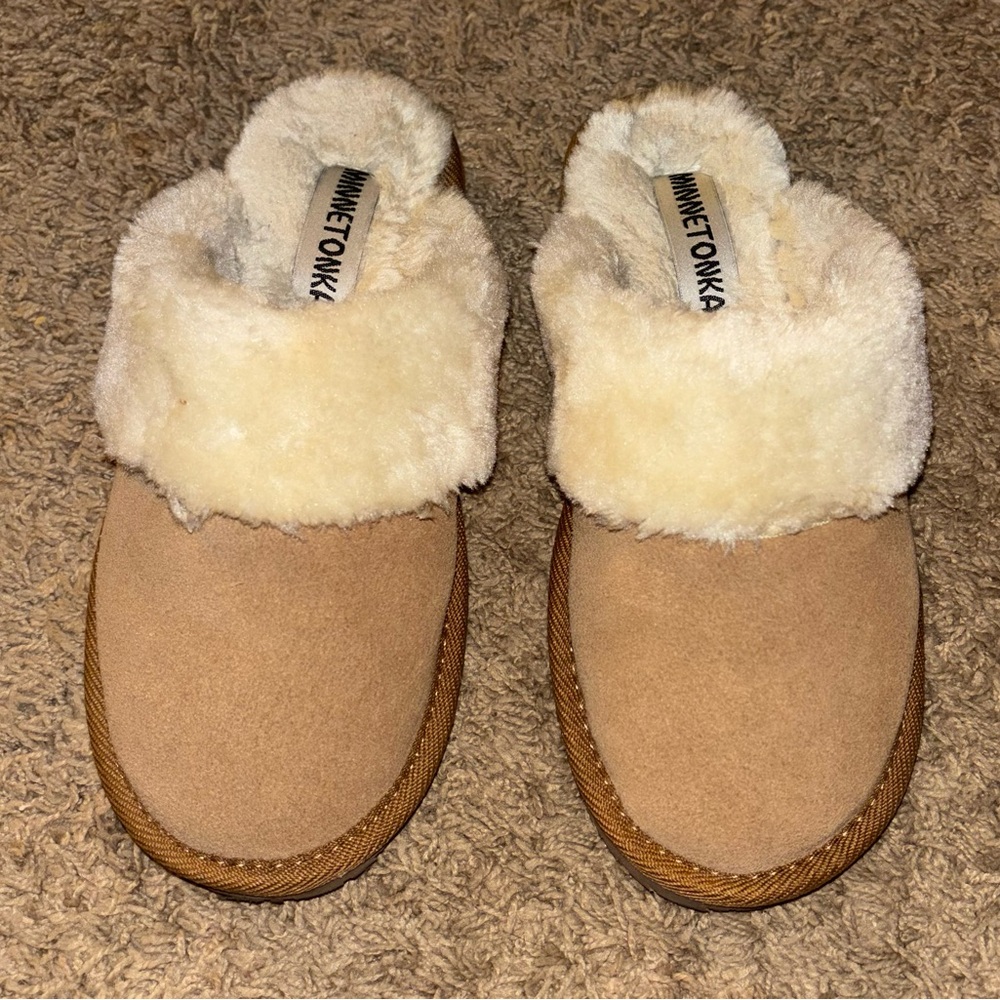 Minnetonka Women's Cream and Tan Slippers